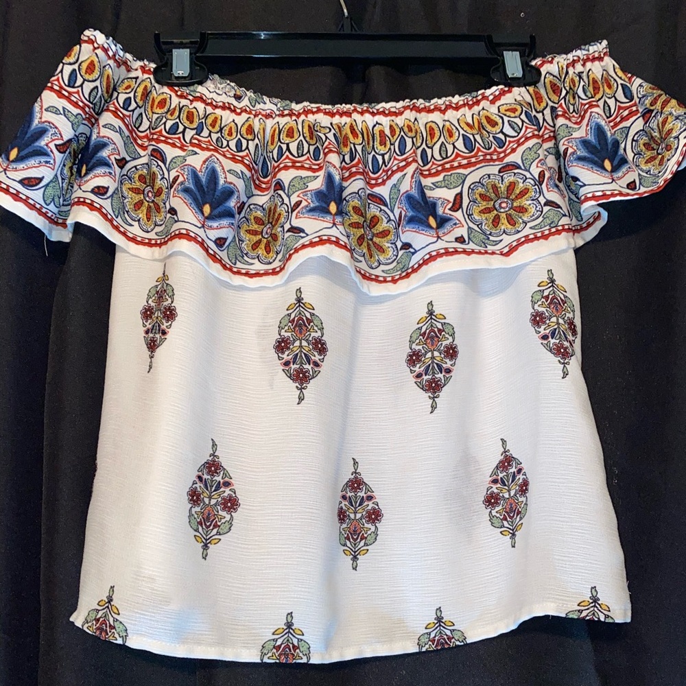 Whit off-shoulder shirt